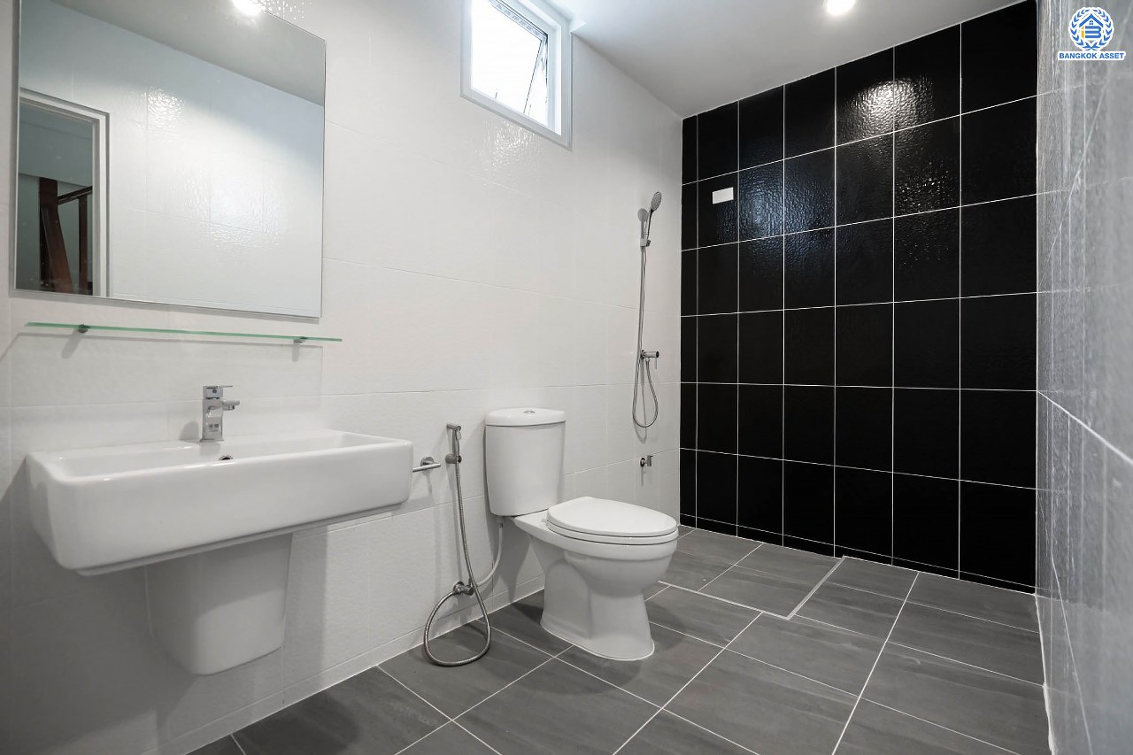 บ้านมือสองตกแต่งใหม่ 3 ชั้น ทำเลโซนเมือง โครงการ จริงใจวิลเลจ รัตนาธิเบศร์ (ซอยเรวดี) เนื้อที่ 23 ตร.ว. ฟังก์ชัน 4 ห้องนอน 3 ห้องน้ำ จอดรถได้ 1 คัน เข้า-ออกได้หลายเส้นทาง ทั้งรัตนาธิเบศร์, ติวานนท์ และเลี่ยงเมืองนนท์ ใกล้ทางด่วน "งามวงศ์วาน" รถไฟฟ้าสายสีม่วง "สถานีศูนย์ราชการนนทบุรี" และ "สถานีบางกระสอ"